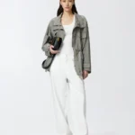 Pantaloni larghi loose fit con catena gioiello